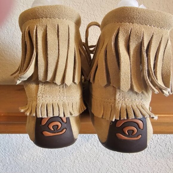 Minnetonka Women's Size 8.5 Fringe Rubber Soled Beaded Tan Moccasins - Picture 3 of 9